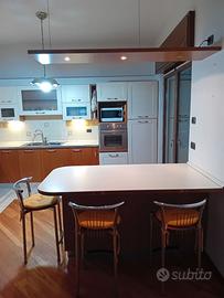 Cucina con elettrodomestici