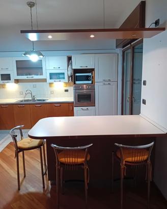 Cucina con elettrodomestici