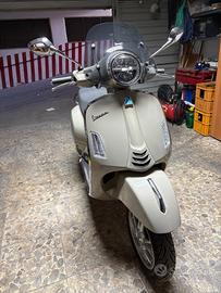 Vespa Piaggio Gts 300 (Beige avvolgente)