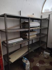 scaffalatura metallica.
