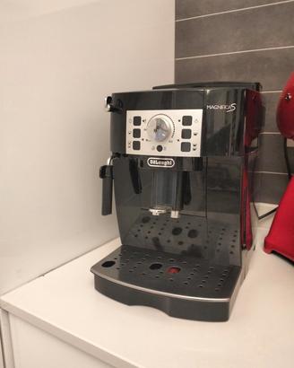 macchina caffè de longhi magnifica s