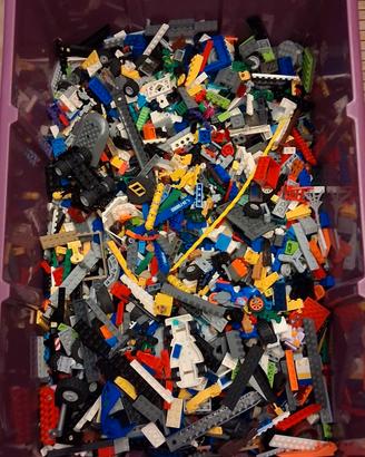 6,5 kg di Lego sfusi più minifigures 