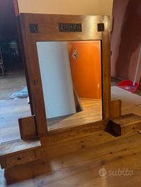 specchio con cornice in legno da bagno