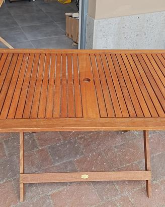 Tavolo in legno da esterno