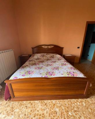 letto matrimoniale e comodini
