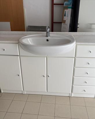 Mobile bagno con lavabo