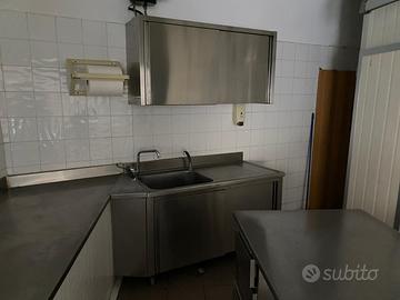 Lavello in acciaio inox con mobile pensile