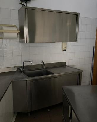 Lavello in acciaio inox con mobile pensile