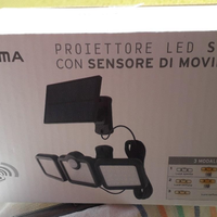 Faretto LED con pannello solare