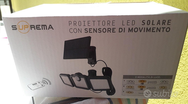 Faretto LED con pannello solare