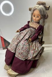 Bambola Vintage “Nonna Betta” su Sedia a Dondolo