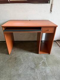 Scrivania porta computer in legno