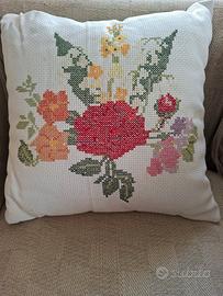 cuscino ricamato a punto croce