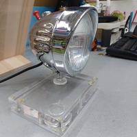 lampada da tavolo con faro moto