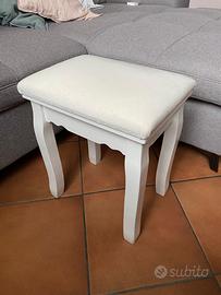 Sgabello bianco imbottito in legno e velluto
