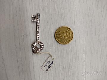 ciondolo a forma di chiave 