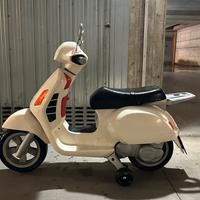 Vespa elettrica giocattolo