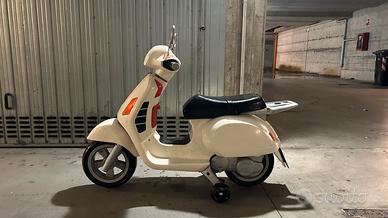 Vespa elettrica giocattolo