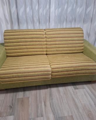 divano letto, tavolo vetro e parete attrezzata