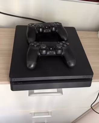 PlayStation 4 Slim 1000GB + CTR + 2 Controller