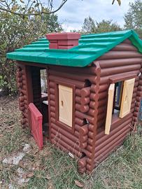 Casa e scivolo da giardino