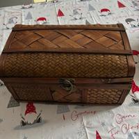 Baule con due bottiglie grappa limoncello