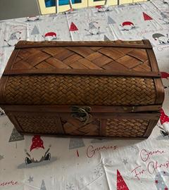 Baule con due bottiglie grappa limoncello