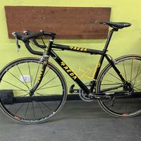 bici da corsa in carbonio e alluminio Shimano 105