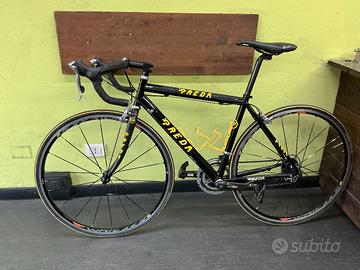 bici da corsa in carbonio e alluminio Shimano 105