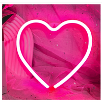 Insegna al neon a forma di cuore colore rosa luce