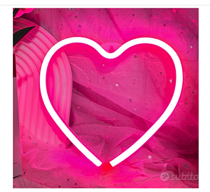 Insegna al neon a forma di cuore colore rosa luce