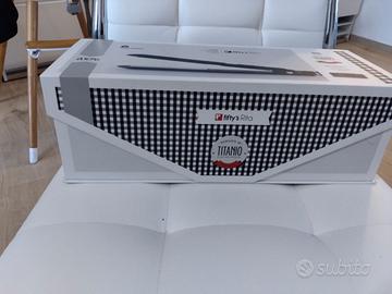 PIASTRA  PER  CAPELLI  AL  TITANIO