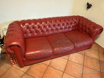 DIVANO 3 POSTI IN CAPITONNÈ