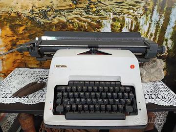 Macchina da scrivere Olympia