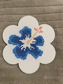 Quadretto decorativo artigianale fiore in perline