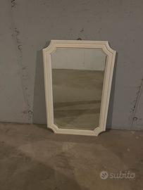 Specchio da bagno con cornice bianca