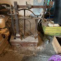 Bilancia bascula in ferro con cassettone in legno