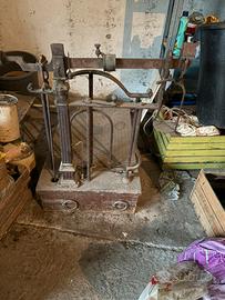 Bilancia bascula in ferro con cassettone in legno