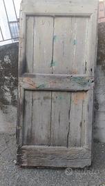 Vecchio portone in legno da restaurare