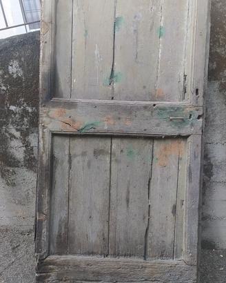 Vecchio portone in legno da restaurare