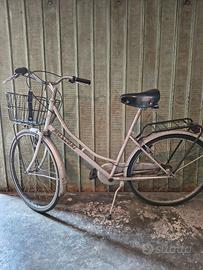 Vecchie biciclette da riparare