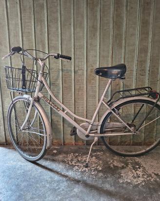 Vecchie biciclette da riparare