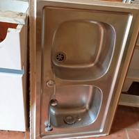 Lavello cucina con tavolo per sei persone 