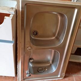 Lavello cucina con tavolo per sei persone 