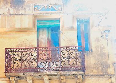 Palazzetto primi '900 con affreschi in centro