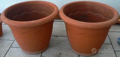 Vasi usati coccio/terracotta e plastica fiori/pia