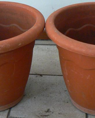 Vasi usati coccio/terracotta e plastica fiori/pia