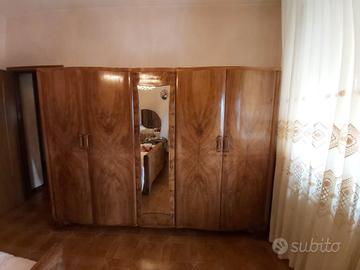 armadio in legno antico lucido