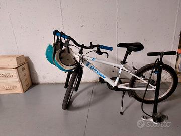 bicicletta bimbo con caschi e pompa