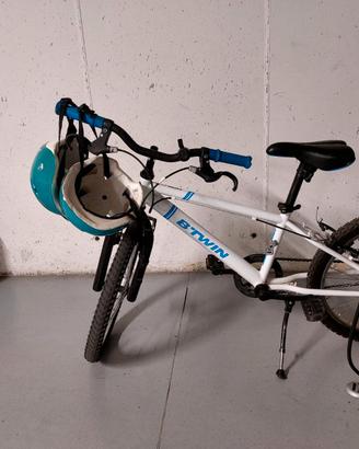 bicicletta bimbo con caschi e pompa